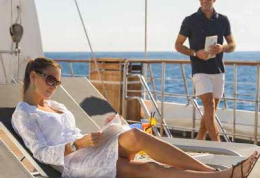 Leer un libro bajo el sol siempre es un buen plan